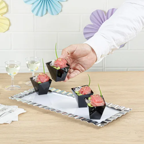 Vista 5 de Restaurantware Platos de postre de 2 onzas, 100 mini tazas desechables para servir fiestas, platos Girata de plástico negro duradero y sostenible