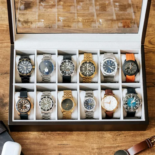 Vista 4 de CASE ELEGANCE Caja organizadora de reloj de madera expreso con monograma de 12 ranuras con tapa de cristal