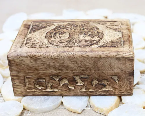 Vista 5 de DharmaObjects Caja de almacenamiento de madera tallada a mano (árbol de la vida celta, mediano)