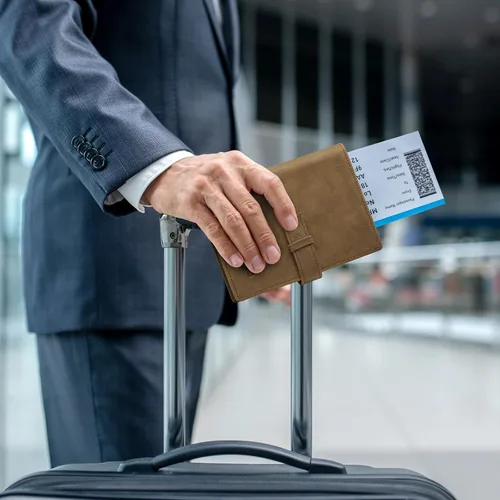 Vista 6 de Kattee Soporte para pasaporte de cuero genuino con bloqueo RFID, billetera de viaje plegable para hombres, Marrón, Vintage