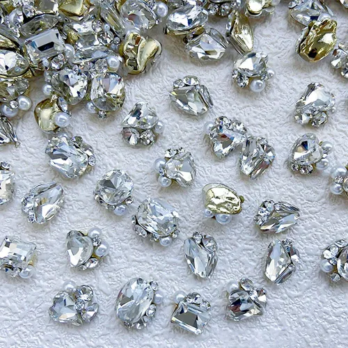 Vista 5 de 8 piezas de perlas 3D de diamantes de imitación para uñas, dijes de perlas brillantes de corazón de lujo, corazones blancos transparentes, copos