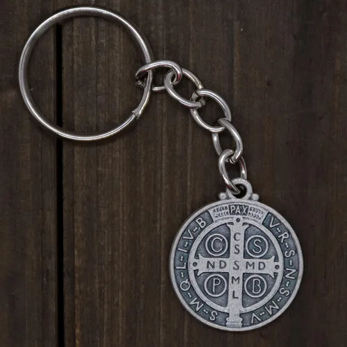 Vista 2 de Llavero de medalla de San Benito Metal plateado Santo patrón de los estudiantes y Europa Gran regalo católico para la primera comunión