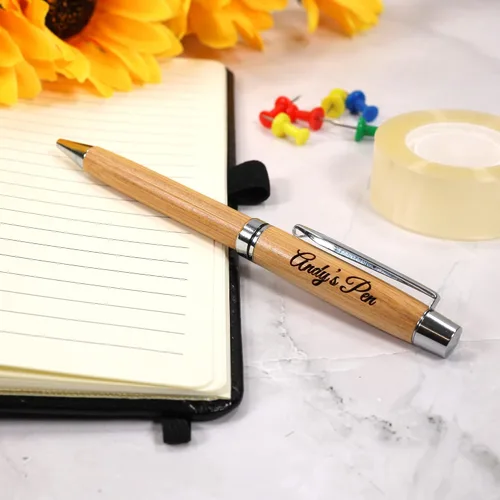 Vista 2 de CustomDesign.Shop Bolígrafo ecológico personalizado de bambú + caja de regalo Diseña un regalo verdaderamente único Grabado con láser