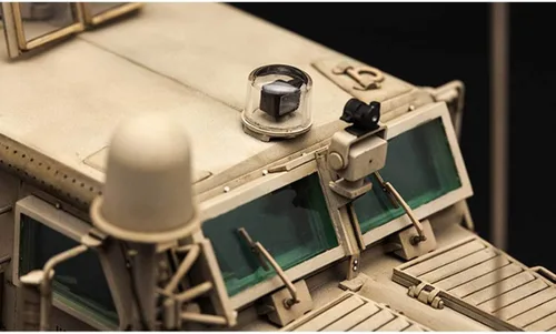 Vista 6 de Meng U.S. Cougar 6x6 MRAP Kit de modelo de vehículo