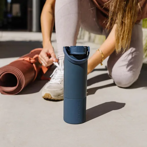 Vista 4 de BrüMate Rise - Botella de agua de 25 onzas con pajita de silicona cubierta 100 % a prueba de fugas, botella de agua de acero inoxidable aislada