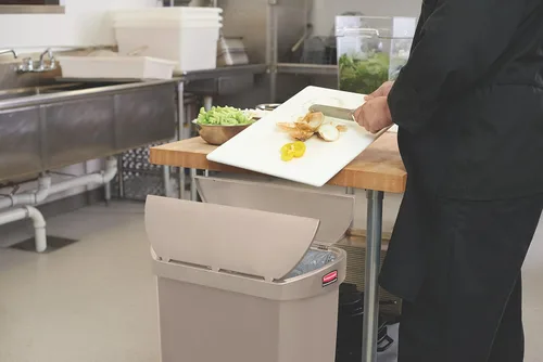 Vista 7 de Rubbermaid Commercial Products Slim Jim - Papelera de plástico, botes de basura con pedal