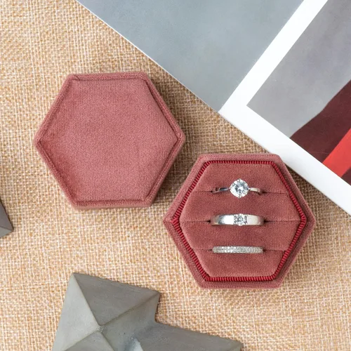 Vista 3 de Giftop Caja de terciopelo hexagonal igual para anillos, 3 ranuras para ceremonia de boda, propuesta, compromiso, cumpleaños (rosa polvoriento)