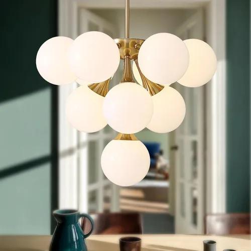 Vista 13 de Candelabro de mediados de siglo, lámpara colgante Sputnik de latón dorado con pantalla de lámpara de vidrio blanco, Candelabros lineales de globo