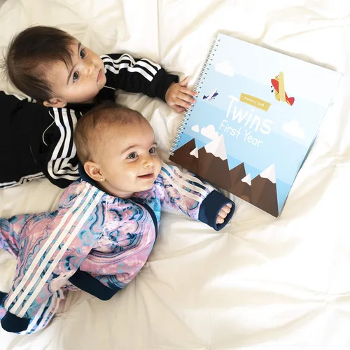 Vista 6 de Twins - Libro de recuerdos de tapa dura para el primer año, edición de aviones Álbum de fotos de diario e hitos para bebés recién nacidos Idea