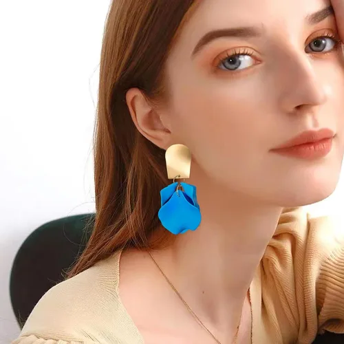 Vista 3 de Just Follow Aretes colgantes de pétalos de rosa, aretes bohemios de flores acrílicas, aretes grandes de resina floral para mujeres, mujeres, novia