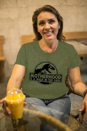 Vista 2 de Camiseta de dinosaurio para mujer, diseño de dinosaurio y mamá, camiseta divertida con texto en inglés "Motherhood is a Walk in the Park