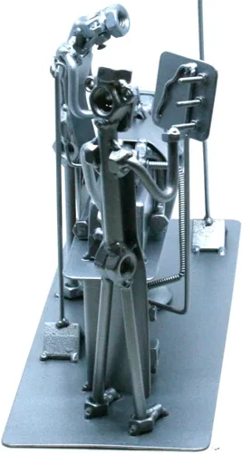 Vista 6 de Adorno de anestesia de metal 3D, neurocirujano, médico, decoración en miniatura de diseñador para el hogar, escultura soldada con autógena