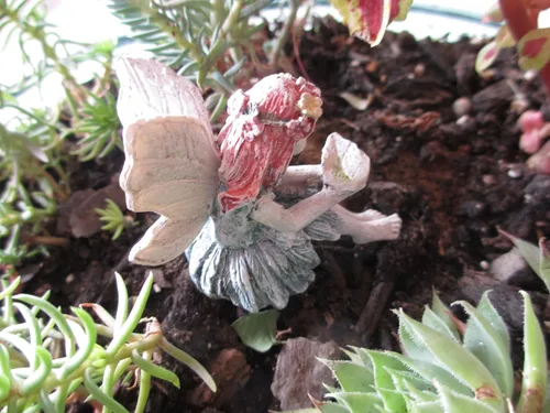 Vista 3 de Pelo rojo miniatura jardín hada Amie sentado con hoja
