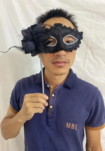 Vista 3 de AZYOUNG Máscaras de mascarada para mujer, con plumas, laterales, pétalos, flores, pétalos, máscara de encaje de mano con palo