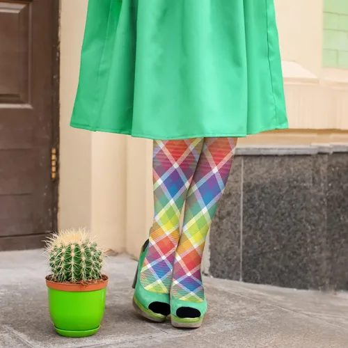 Vista 5 de devor Calcetines de algodón para mujer hasta la rodilla para mujer, calcetines de longitud de la tripulación, lindo arco iris cuadrado celosía