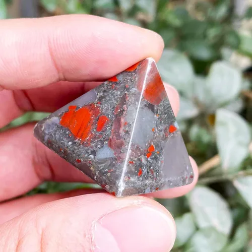 Vista 2 de Fekuar Pirámide de piedra de sangre de África natural, generador de energía positiva con punto de cristal curativo, equilibrio de chakras, reiki