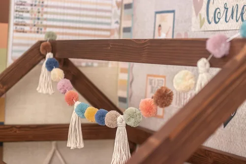 Vista 7 de Teacher Created Resources Everyone is Welcome Painted Dots Straight Rolled Border Trim (TCR8912) y guirnalda de pompones y borlas