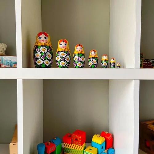 Vista 9 de AEVVV Juego de 7 muñecas rusas de Matryoshka - Muñecas rusas en vestido de Sarafan con manzanilla pintada a mano y flores lilas - Русские Матрески
