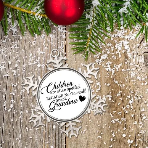 Vista 6 de Los niños son a menudo mimados porque nadie lo azotará a la abuela, adorno de copo de nieve de metal para árbol de Navidad, decoración colgante