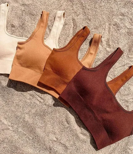 Vista 6 de OQQ Conjunto activo de 3 piezas para mujer, acanalado, sin costuras, cuello redondo, brasier deportivo de un hombro, pantalones cortos de cintura