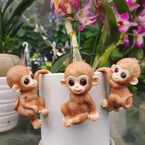 Vista 2 de Ebrima Juego de 3 bonitas figuras de animales para macetas, decoración para colgar macetas, escultura de mono escalador de resina, estatuas al aire