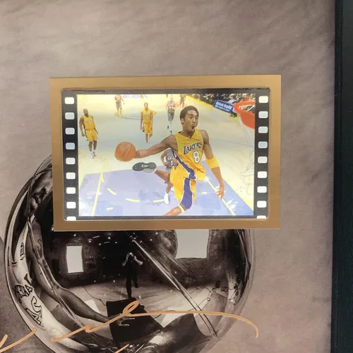 Vista 4 de ORIMAMI Póster Deportivo de Superestrella Kobe Bryant Enmarcado para Escritorio Foto Regalo 8x6 Pulgadas, con Mini Celda de Película Firmada