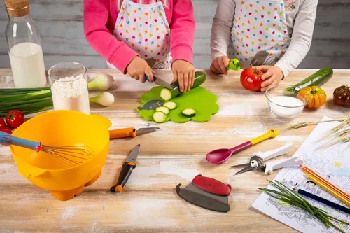 Vista 2 de Kuhn Rikon Kinderkitchen - Cuchillo Mezzaluna para niños con protector de cuchilla, gato, 5.2 x 3.3 x 0.7 pulgadas, rojo, herramientas de corte