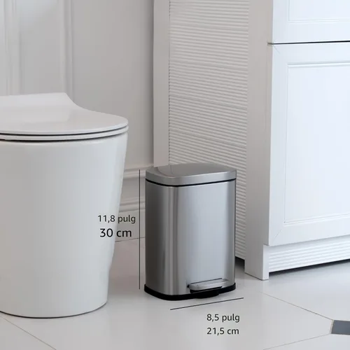 Vista 3 de Amazon Basics Mini cubo de basura rectangular resistente a las manchas con pedal de cierre suave, acero inoxidable cepillado, para baño y espacios