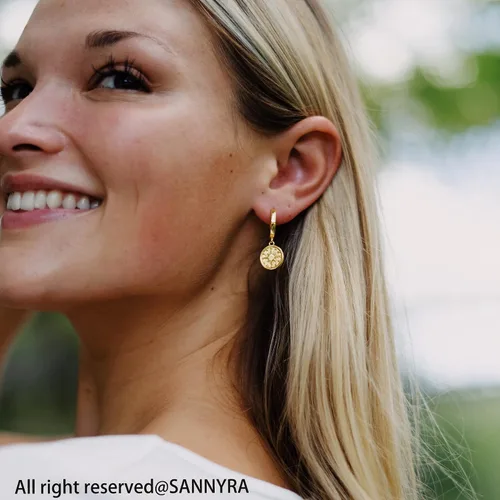 Vista 3 de Aretes de moneda de oro para mujer, chapados en oro de 14 quilates, aretes de aro delicados con moneda de dije mal de ojo