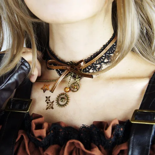 Vista 2 de GRACEART Collar steampunk vintage para mujer, gargantilla de encaje con colgante de luna y bronce