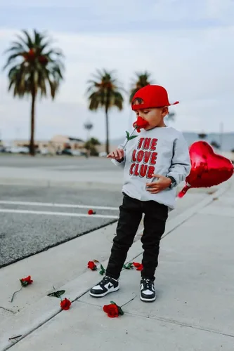 Vista 2 de Holland Ave The Love Club Traje de San Valentín para bebé niño Camisa para el día de San Valentín para niños y niñas Traje para el día de San