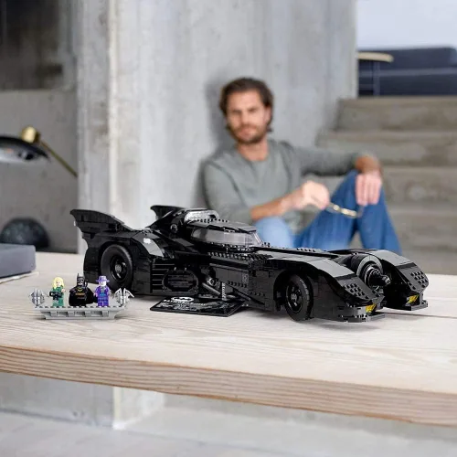 Vista 4 de LEGO DC Batman 1989 Batmobile 76139 Kit de construcción (3,306 piezas)