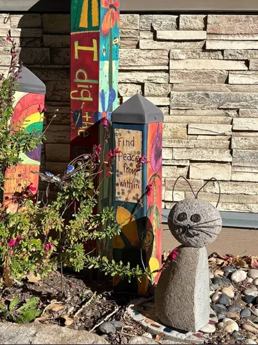Vista 6 de Estatua de gato de piedra para exteriores (hecha a mano con rocas de río naturales) Decoración de escultura exterior de Happy Gardens para amantes