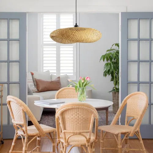 Vista 4 de lámpara colgante de bambú de 19.7 pulgadas estilo granja con enrejado de ratán para comedor, luces boho, accesorio de iluminación para isla