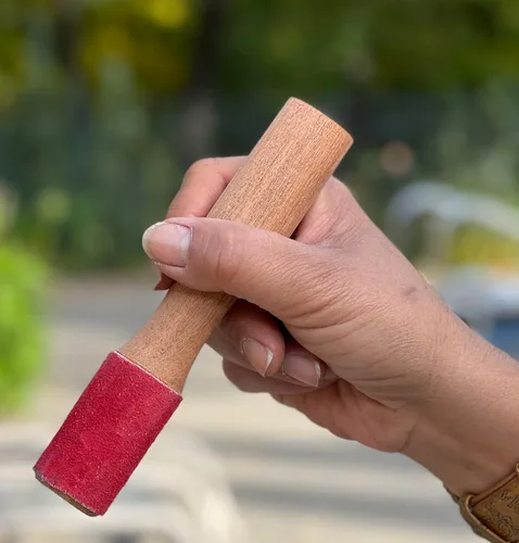 Vista 2 de Cuenco tibetano de madera dura fácil de jugar, envuelto en cuero, color rojo mazo