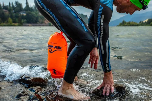 Vista 8 de New Wave Swim Buoy para nadadores y triatletas en aguas abiertas - Flotador ligero y visible para entrenamiento y carreras seguras - Nylon TPU