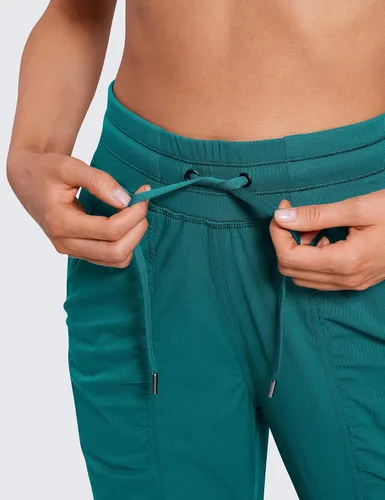 Vista 3 de CRZ YOGA Pantalones deportivos ligeros de entrenamiento para mujer, pantalones casuales de cintura alta para correr al aire libre con bolsillos