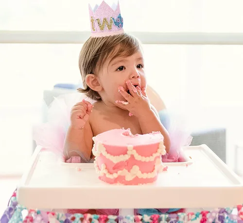 Vista 3 de WAUAO Decoraciones de fiesta de té de Alicia en el país de las maravillas – Corona/sombrero de cumpleaños, traje rosa para niña de segundo cumpleaños