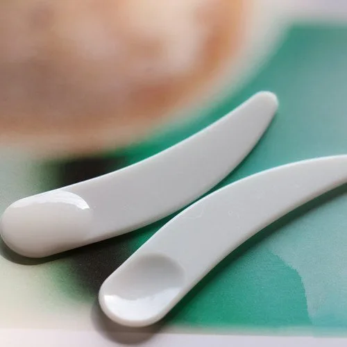 Vista 2 de mini espátula para cosmética desechable, curva, espátula plástica para cosméticos, máscaras, 100 unidades (blanca) Para pruebas, mezclas