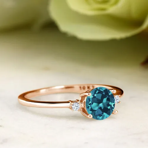 Vista 4 de Gem Stone King Anillo de compromiso de oro rosa de 10 quilates con topacio azul Londres y zafiro blanco creado para mujer