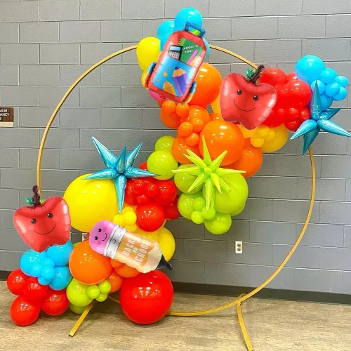 Vista 4 de Kit de arco de guirnalda de globos de regreso a clases, bolsa de lápices de autobús escolar, globo de aluminio con globos arcoíris para el primer