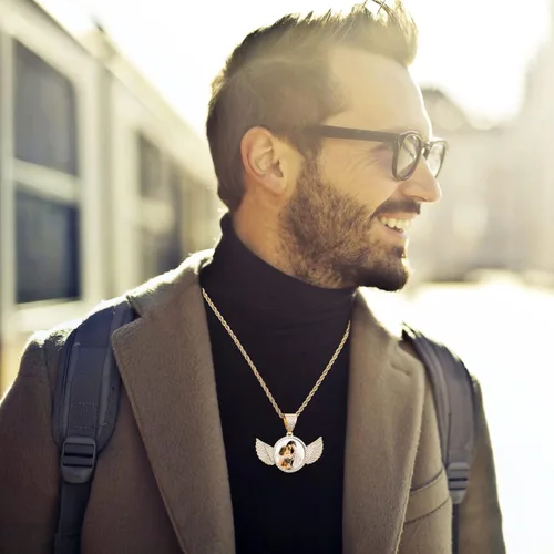 Vista 4 de INBLUE Collar personalizado de hip hop con foto de memoria, texto grabado personalizado para hombres y mujeres, ala de ángel helada de cobre, dije