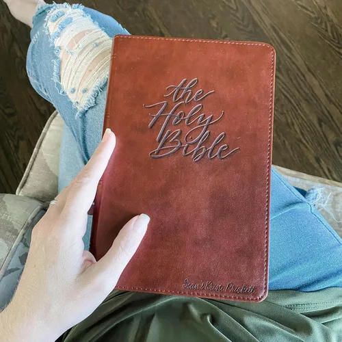 Vista 2 de Biblia ESV con letras a mano y grabadas con láser, letra roja, cubierta marrón, incluye opción para añadir nombre grabado, regalo personalizado