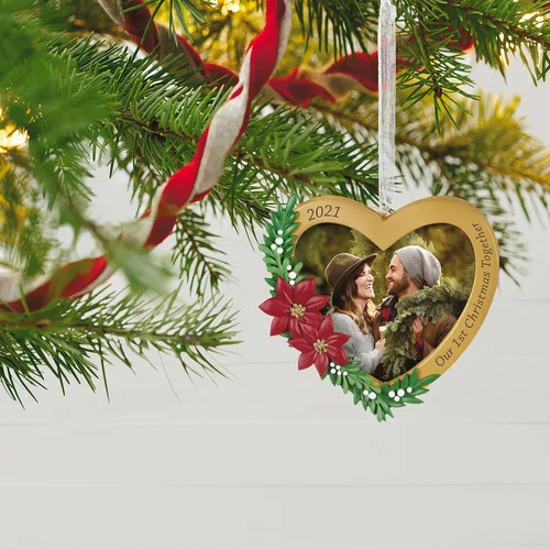 Vista 6 de Hallmark Keepsake Adorno de Navidad, año 2021, nuestro primer marco de fotos de corazón juntos de Navidad