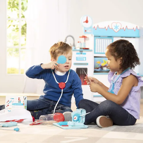 Vista 4 de Melissa & Doug - Disfraz para jugar a ser doctor (embalaje libre de frustración)