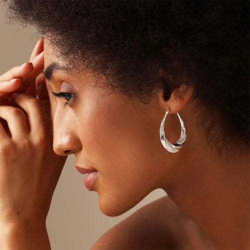 Vista 2 de LeCalla Aretes de aro clásicos de plata de ley 925 con corte de diamante ligero para mujer, Plata de ley