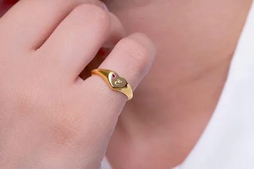 Vista 2 de Anillo en forma de corazón para mujer en oro macizo de 9k, 14k y 18k, sello de corazón para dedo meñique, anillo de chevalier grabado inicial