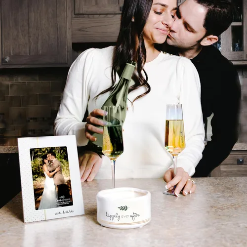 Vista 6 de Pavilion Gift Company - Happily Ever After - Vela de cera de soja natural con mensaje oculto sorpresa de 8 onzas, aroma a jazmín, 1 unidad, 4.5 x