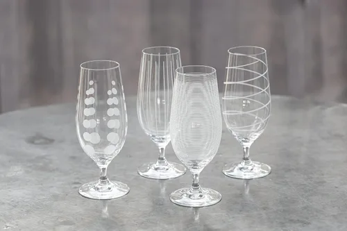 Vista 3 de Mikasa Juego de 4 vasos de cerveza 'Cheers' con grabado decorativo, efecto plateado, 15.6 fl oz