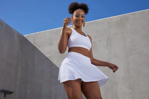 Vista 4 de Champion Falda pantalón para mujer, absorbe la humedad, pantalón deportivo urbano con volantes y pantalones cortos incorporados, 3 pulgadas